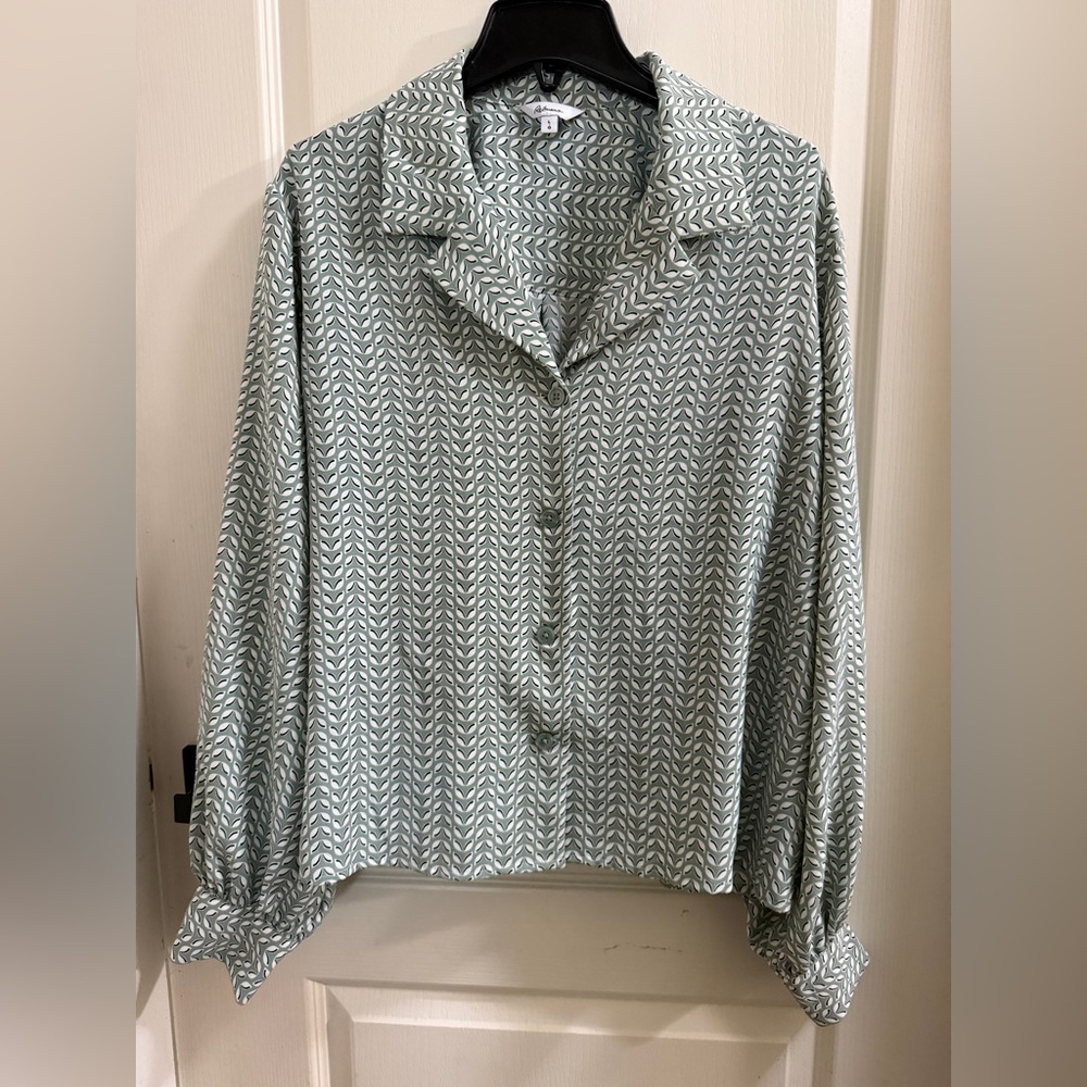 Reitmans Sage Green Patterned Button Down Shirt